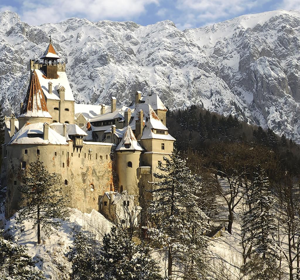 Snow-Covered-Mountains-of-Bran-Castle-in-Romanian