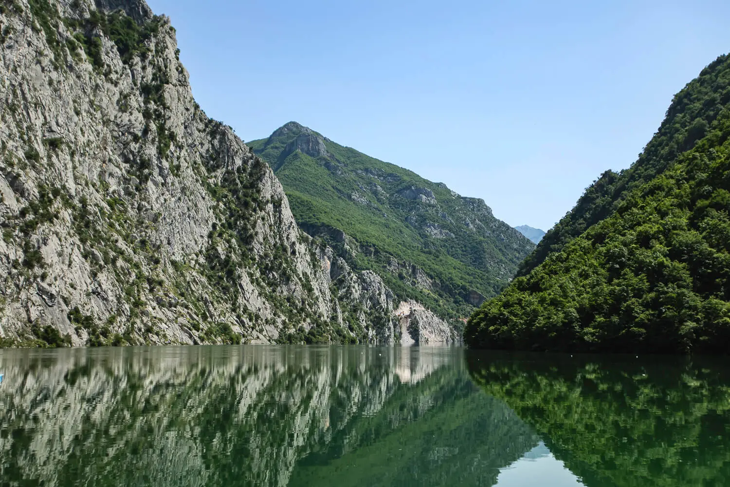 بحيرة على جبال الألب الألبانية