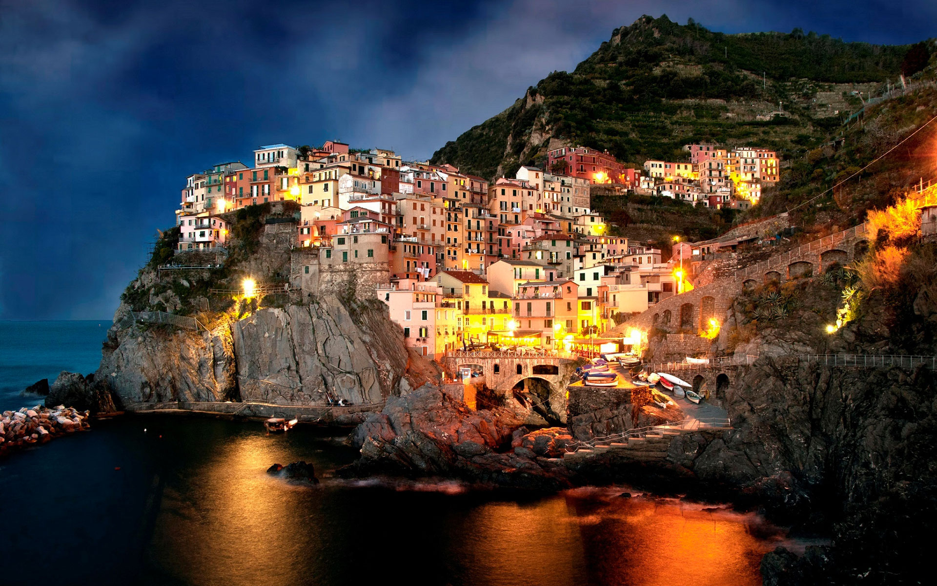 ساحل أمالفي في إيطاليا .. مدن ملونة، جبال وعرة، تلال مذهلة ومياه فيروزية 
