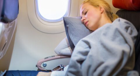 خلال رحلتك الطويلة.. كيف تتمكن من النوم على متن الطائرة بكل سهولة ؟