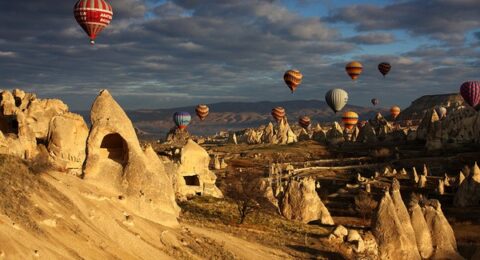كابادوكيا.. مدينة العجائب السحرية والكهوف الخفية في تركيا