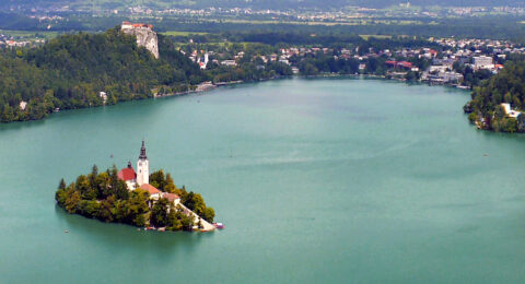 رحلة إلى بحيرة بليد.. ساحرة الرومانسية في سلوفينيا