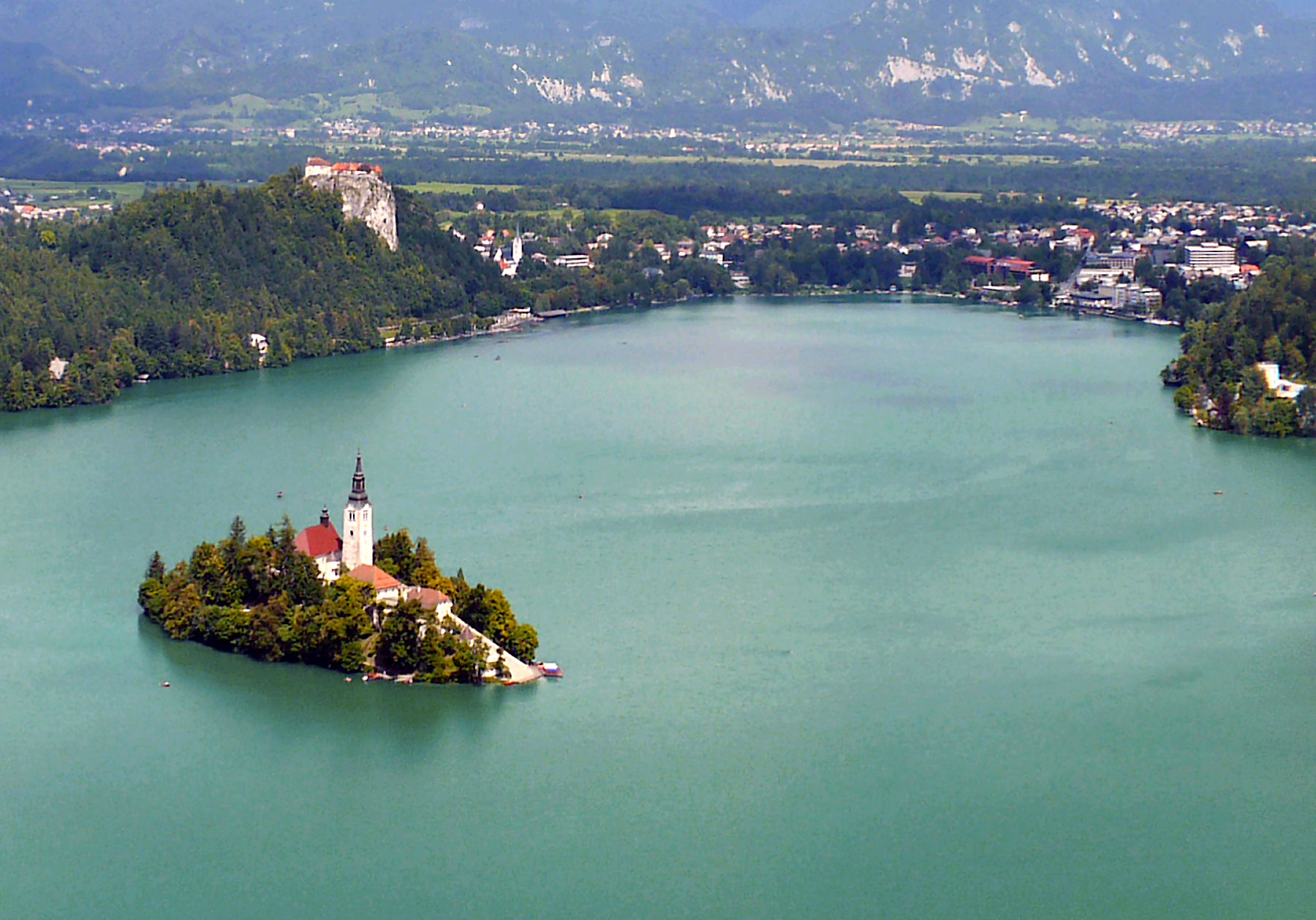 رحلة إلى بحيرة بليد.. ساحرة الرومانسية في سلوفينيا 