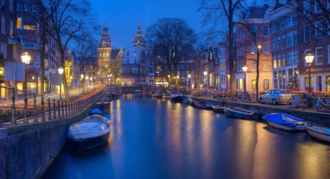 اكتشفوا الأماكن السياحية في أمستردام بين رائحة الزهور والقنوات الخلابة