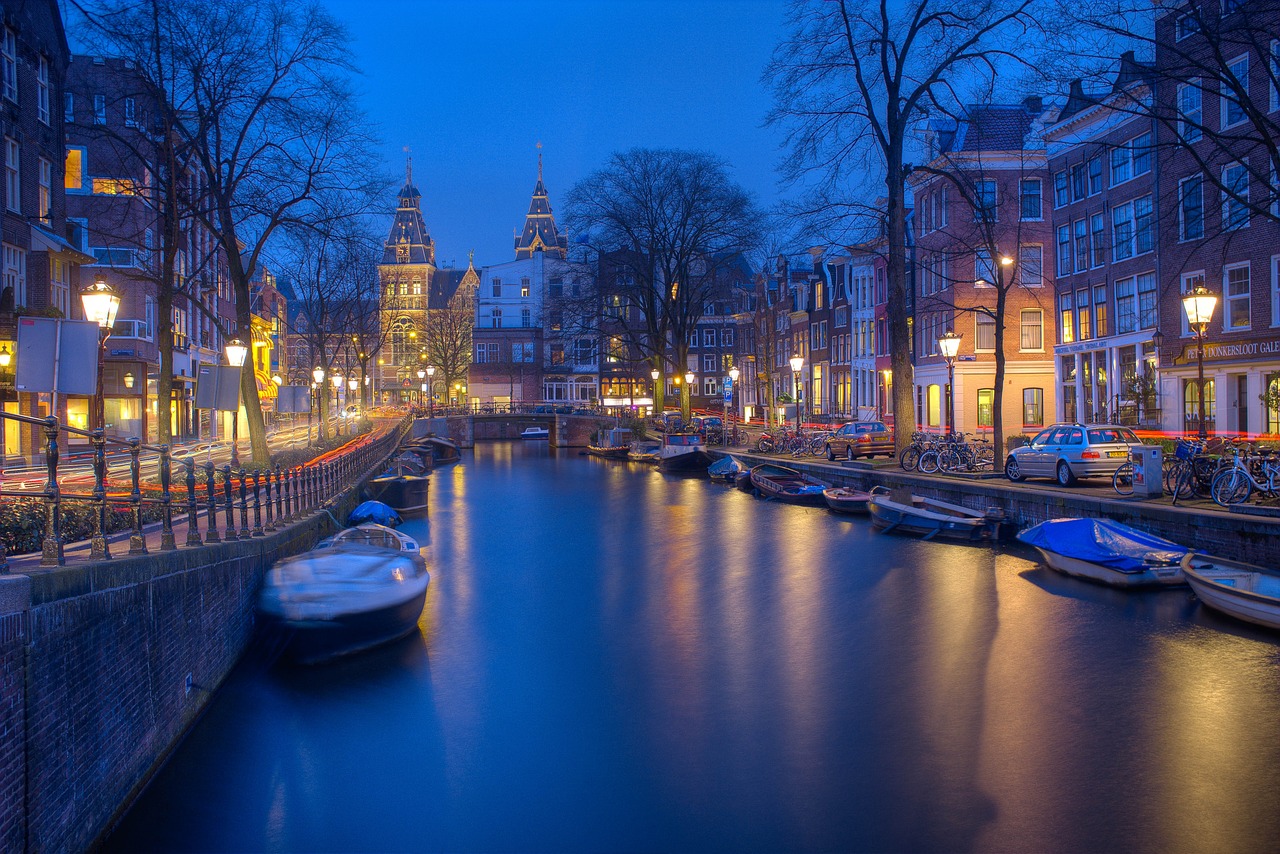 اكتشفوا الأماكن السياحية في أمستردام بين رائحة الزهور والقنوات الخلابة 
