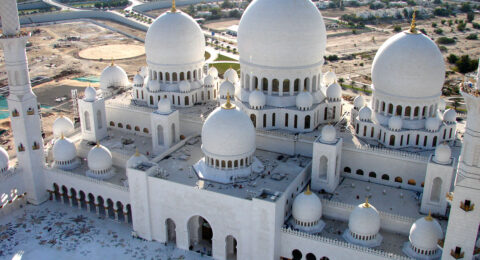 بالصور.. لماذا يعد مسجد الشيخ زايد الكبير الأكثر جمالا في دولة الإمارات العربية المتحدة ؟