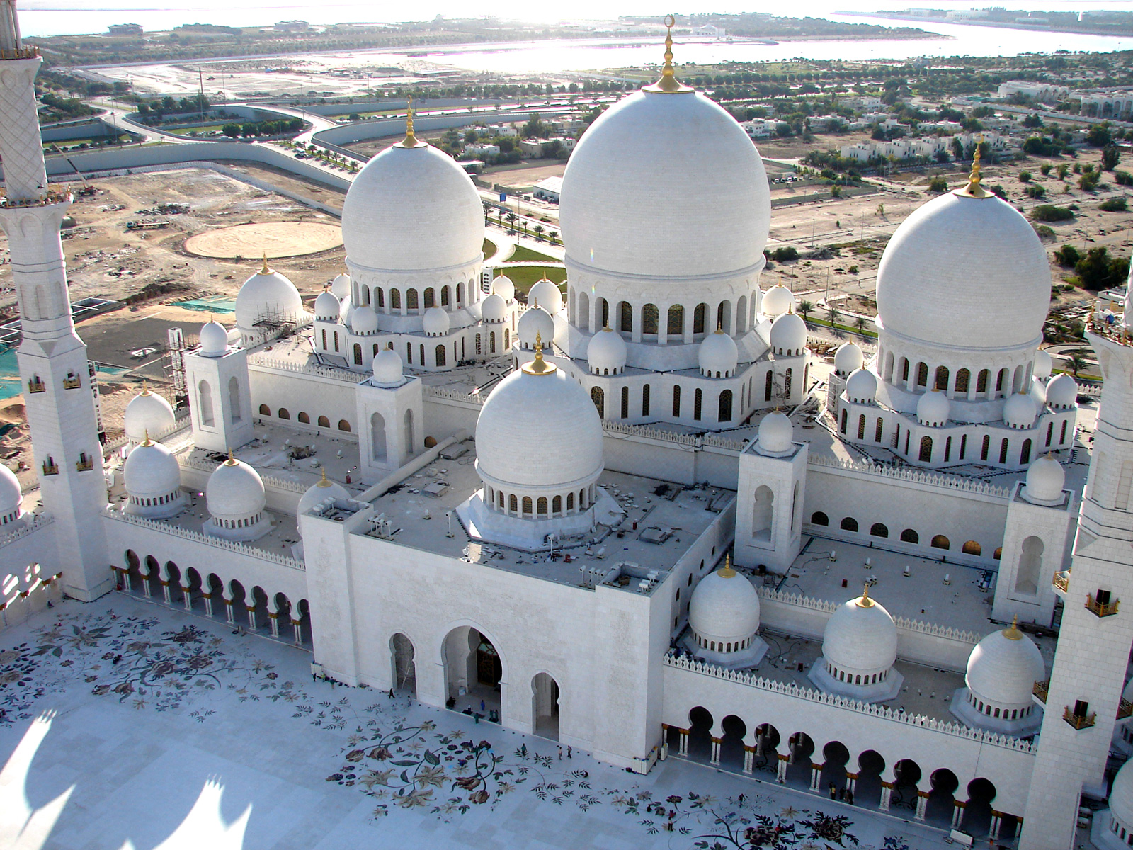 بالصور.. لماذا يعد مسجد الشيخ زايد الكبير الأكثر جمالا في دولة الإمارات العربية المتحدة ؟ 