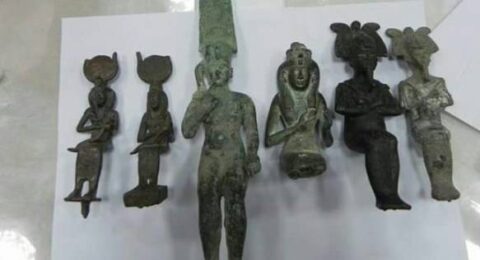 أمير الشارقة يعيد لمصر مئات القطع الأثرية النادرة