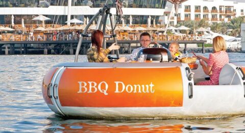 مطعم بورد ووك بنادي خور دبي يفاجئ روداه بتجربة قارب الباربيكيو دونات الفريدة