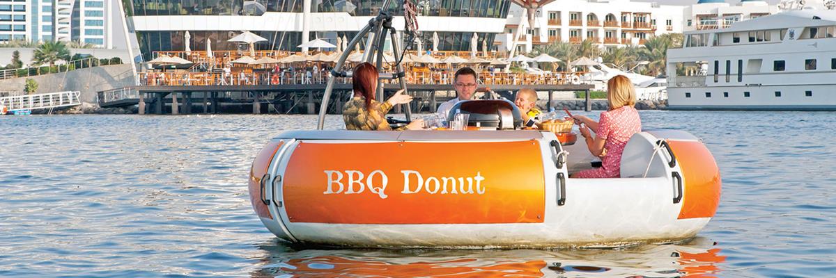 مطعم بورد ووك بنادي خور دبي يفاجئ روداه بتجربة قارب الباربيكيو دونات الفريدة 