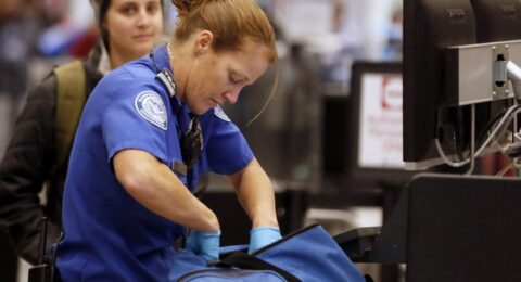 أمريكا تطبق اجراء أمني جديد على المسافرين إليها: تفتيش الكتب في المطارات