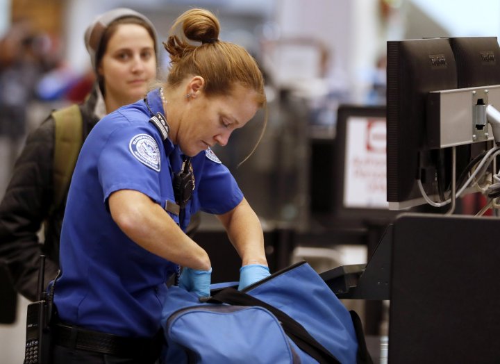 أمريكا تطبق اجراء أمني جديد على المسافرين إليها: تفتيش الكتب في المطارات 