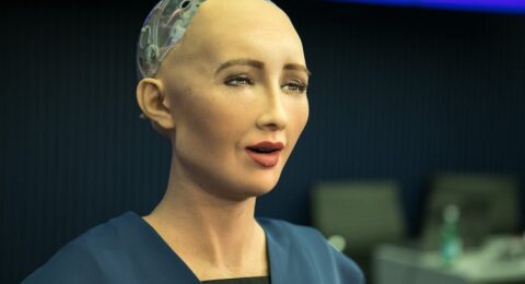 الروبوت صوفيا في سوق السفر العربي: “أرغب في رؤية المزيد من الروبوتات في المطارات”