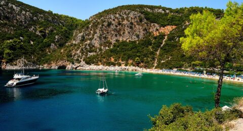 جزيرة سكوبيلوس اليونانية.. سياحة في أحضان الطبيعة