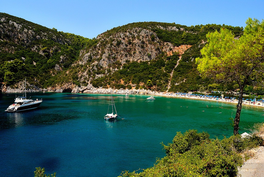جزيرة سكوبيلوس اليونانية.. سياحة في أحضان الطبيعة 