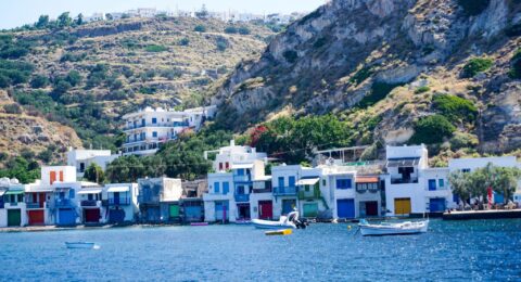 دليل المسافر الكامل لزيارة جزيرة ميلوس اليونانية