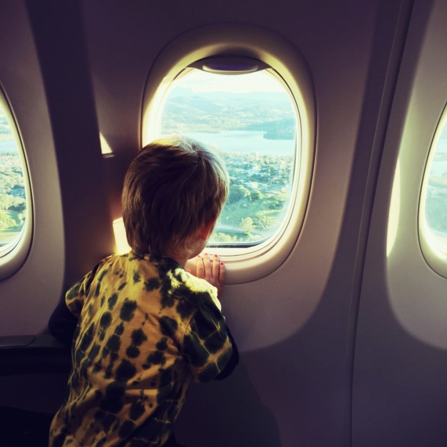 كيف تحافظ على هدوء طفلك عند السفر على متن الطائرة؟ 