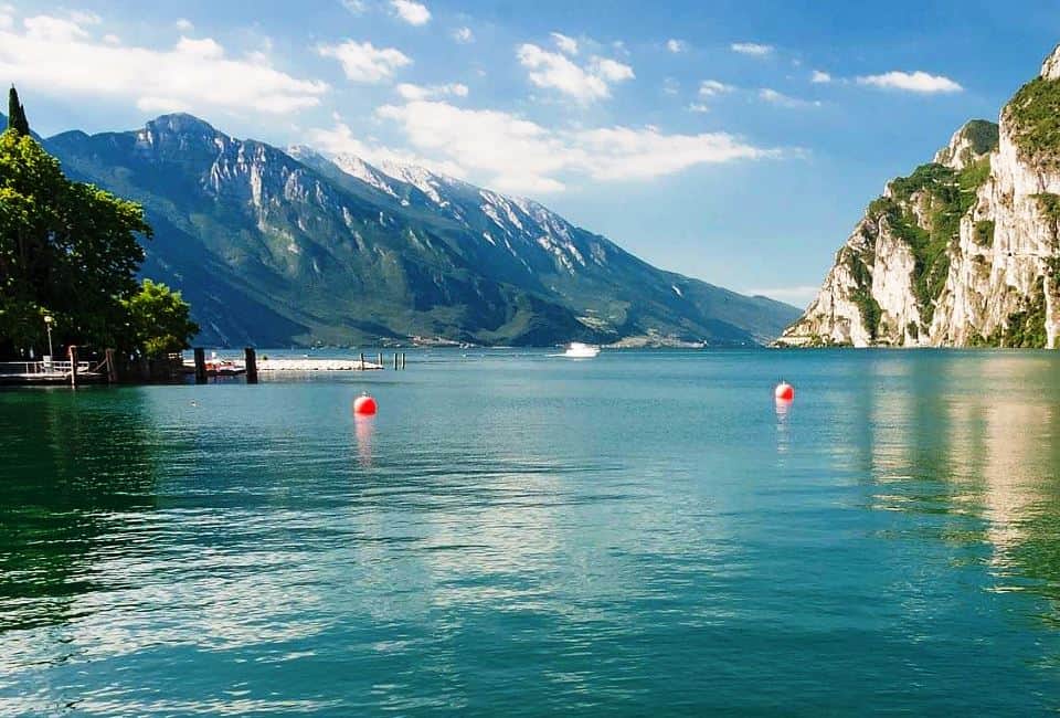 أجمل الأماكن والتجارب السياحية في بحيرة غاردا بإيطاليا 