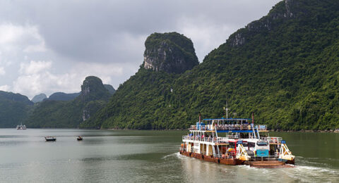 دليل السياحة في خليج هالونج فيتنام وأجمل الأماكن السياحية الموصى بها