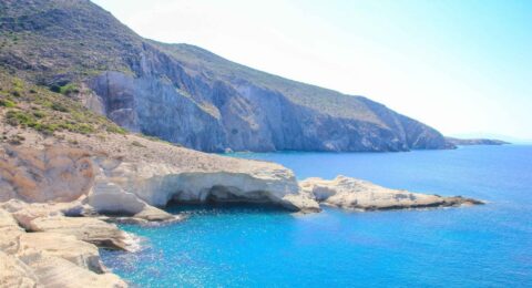 دليل السياحة في جزيرة أنتيباروس اليونانية