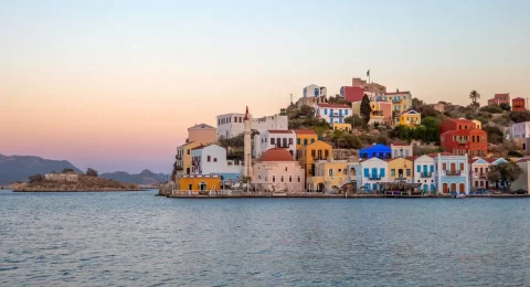 رحلة إلى جزيرة كاستيلوريزو.. حيث الهدوء والاستجمام في اليونان