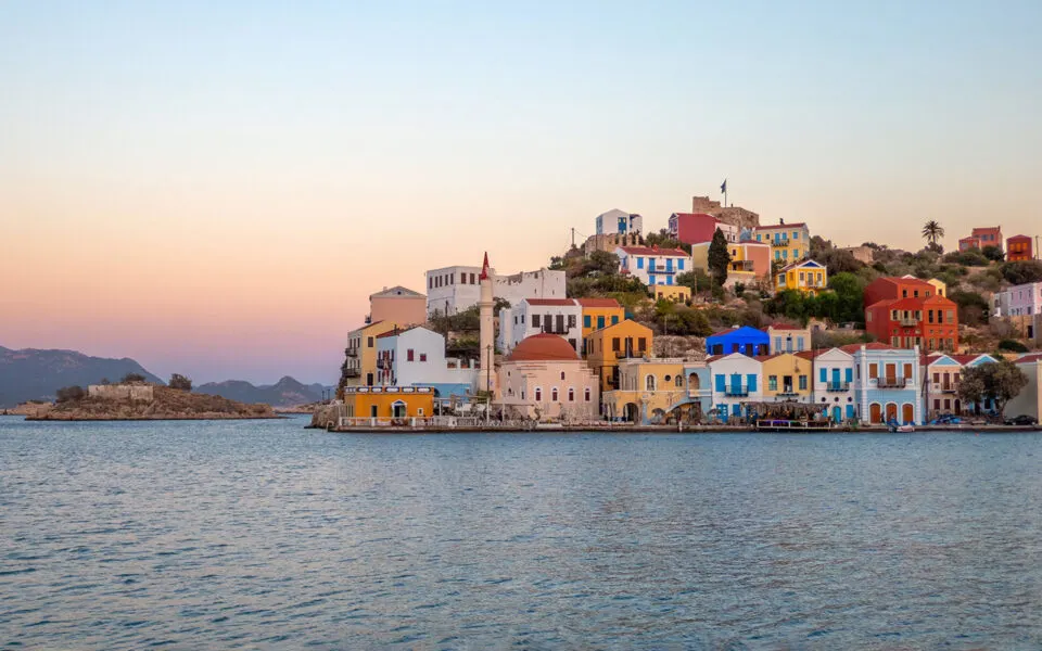 رحلة إلى جزيرة كاستيلوريزو.. حيث الهدوء والاستجمام في اليونان 